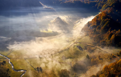 秋天的高山景观，罗马的枫丹图拉，波诺瑞，鸟瞰