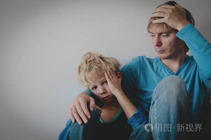 悲伤的孩子与压力的父亲家庭问题悲伤