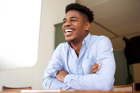 幸福的年轻黑人商人坐在电脑桌前的画像