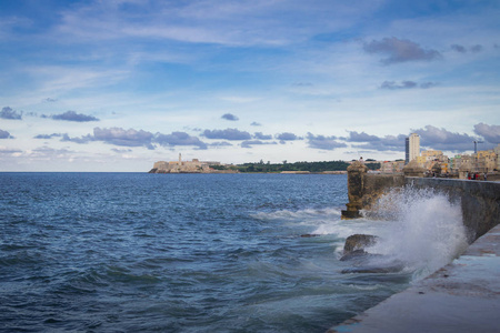 海浪拍打着埃尔马利昂哈瓦那古巴的墙