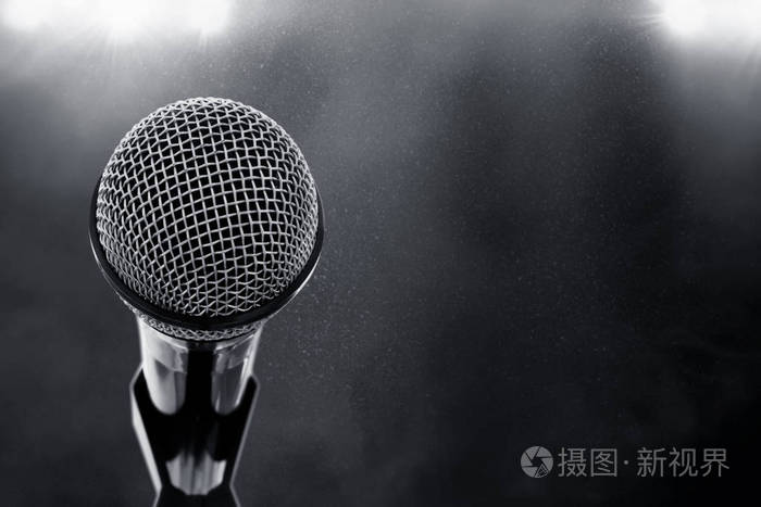 舞台上的黑色麦克风