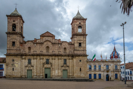 西帕基拉教区大教堂最神圣的三位一体大教堂在主广场西帕基拉哥伦比亚