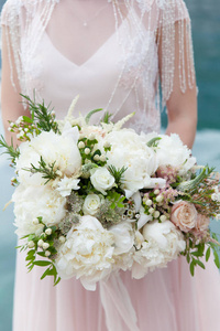 婚礼花束与白色牡丹和玫瑰