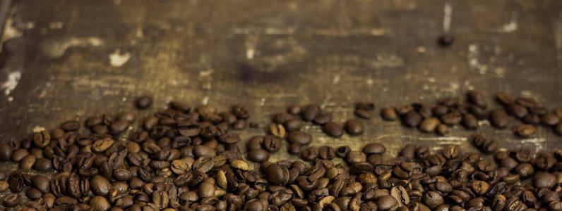 旧木制背景上的咖啡豆