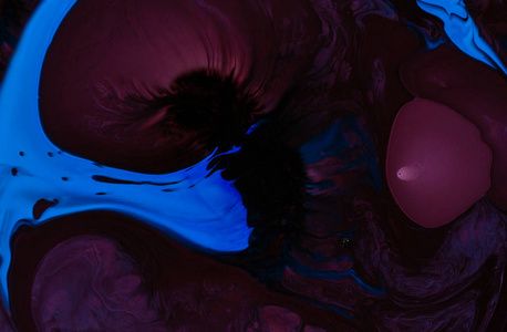 抽象彩色背景与黑色，蓝色和深紫色丙烯酸涂料。透过显微镜观察黑暗的空间，世界，或在水下深处。