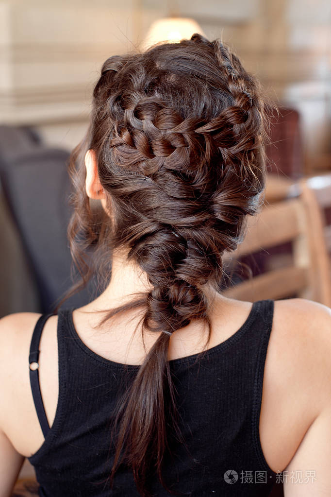 穿着黑色t恤的年轻美女从背后穿