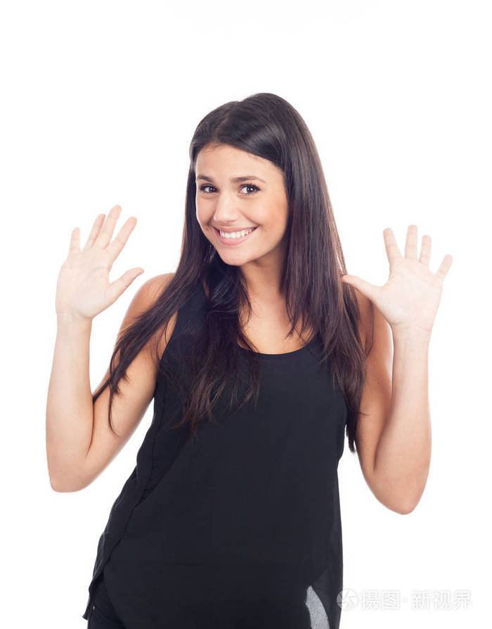 美丽快乐的年轻女子穿着黑色的衣服,双手举在空中