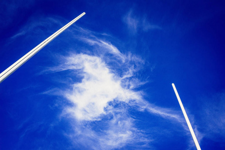 天空背景，白云框在两个橄榄球球门柱之间