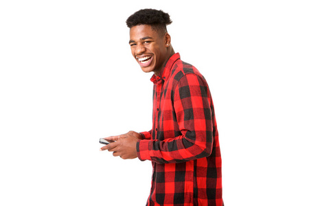 幸福的年轻人手持手机在孤立的白色背景下的侧面肖像。