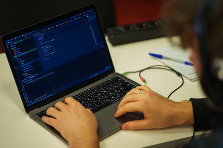 程序员用编程语言编写应用程序照片