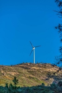葡萄牙山顶风力涡轮机的景观...