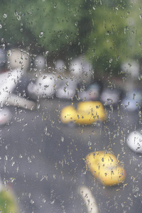 雨天窗玻璃上有雨滴的背景图片