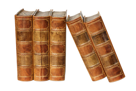 一排古色古香的书在一个皮革精装书上隔离在白色背景上