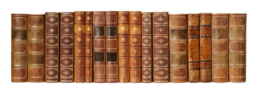 一排古色古香的书在一个皮革精装书上隔离在白色背景上