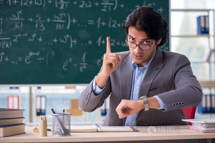 年轻的英俊数学老师在教室里