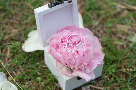 为结婚戒指与鲜花举行仪式的棺材