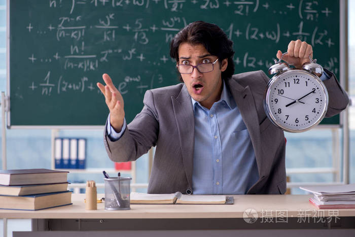 年轻的英俊数学老师在教室里