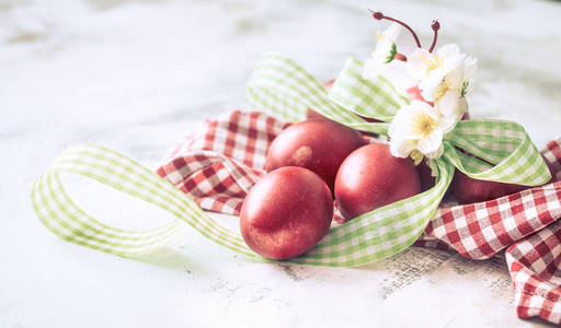 复活节背景与红色鸡蛋与鲜花明亮的内部概念复活节假期