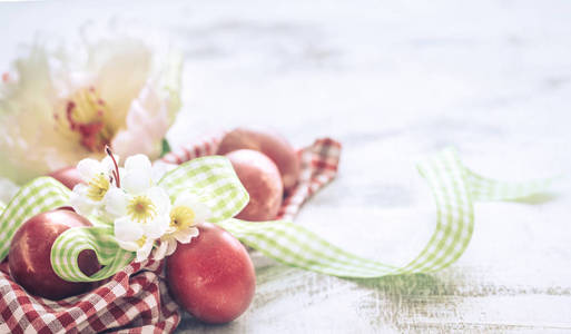复活节背景与篮子和红色鸡蛋与鲜花明亮的内部概念复活节假期
