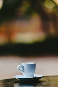 白色咖啡杯与离焦背景和自由空间的文本。