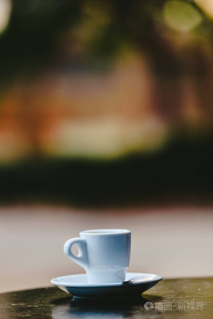 白色咖啡杯与离焦背景和自由空间的文本