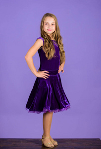 宴会厅舞服时尚理念。儿童舞蹈演员满意的音乐会装备。女孩可爱的孩子穿天鹅绒紫色连衣裙。交际舞用衣服。孩子们的时尚。时髦的儿童礼服看