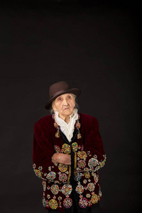 黑色背景上时尚的老妇人图片