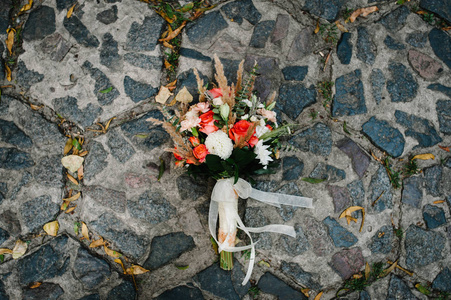 五颜六色的时尚婚礼花束，由花铺在人行道上