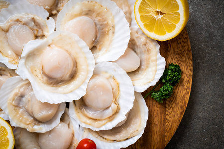 木板上的新鲜贝壳扇贝照片