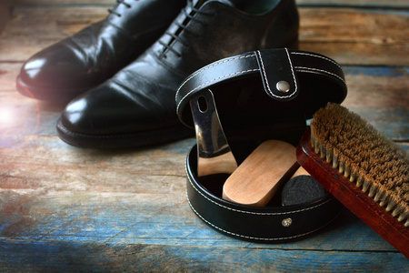 木地板鞋用刷子的鞋子护理背景