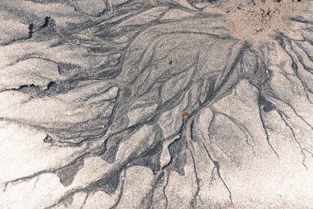 沙滩上的沙子纹理接近夏日的场景。 充满活力的沙结构景观