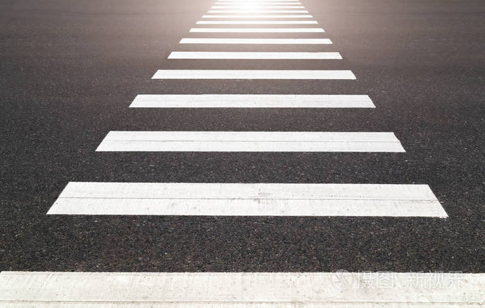 阳光斑马线与行人在抽象的道路上黑白交叉快乐的春天