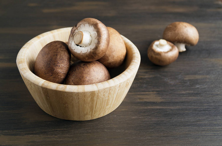 木制背景的鲜金棕色蘑菇