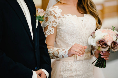 优雅的新娘，奢华的新郎，婚礼的花束