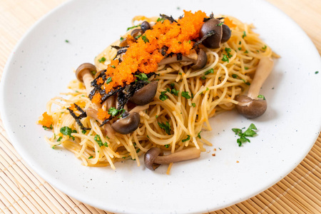 意大利面条与蘑菇虾鸡蛋和海藻融合食品风格