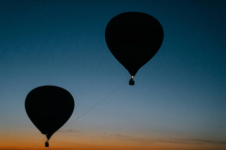 在美丽的日落中，空中气球飞上天空