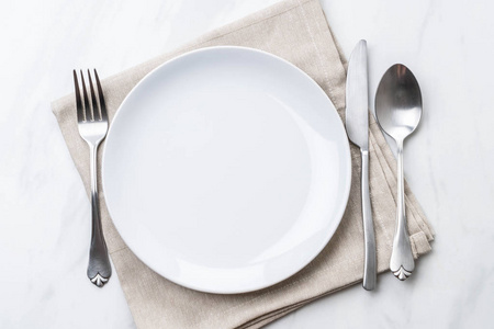 桌子上有一把空盘子勺子叉子和刀子