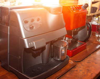 咖啡机在咖啡厅里喝咖啡阳光特写镜头卡布奇诺咖啡