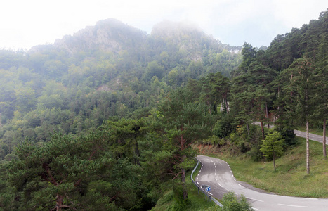 美丽的风景在比利牛斯山脉与蜿蜒的道路。