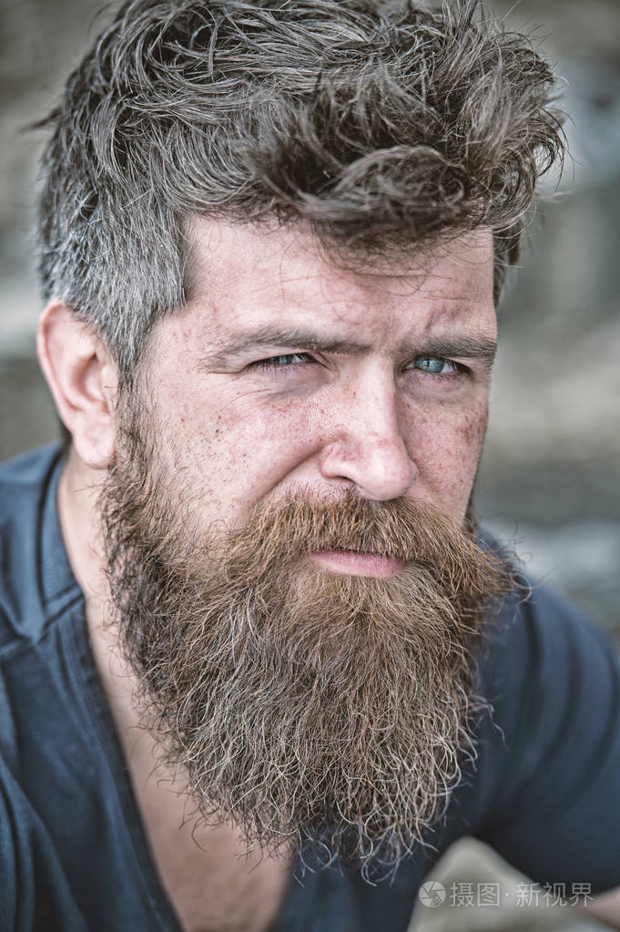 脸上长胡子的男人看起来很悲伤, 很苦恼, 有问题.