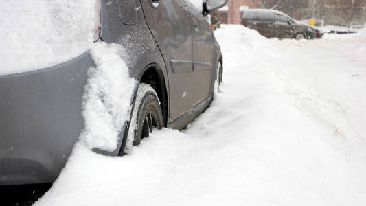 乘用车卡在雪地, 侧视图