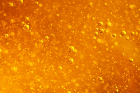 抽象宏观蜂蜜气泡特写镜头在明亮的琥珀色。蜂蜜的质地。健康食品理念。饮食。选择性对焦