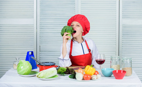 女性专业厨师手持生花椰菜蔬菜.免费健康的素食和素食食谱.