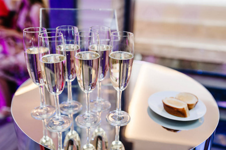 婚礼仪式金色背景的香槟酒杯图片