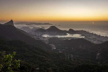 美丽的风景，有热带雨林的城市和山脉，日出时，从巴西里约热内卢的小花丛达蒂朱卡Tijuca森林中看到。