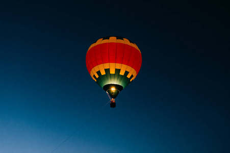 在美丽的日落中，气球飞上天空