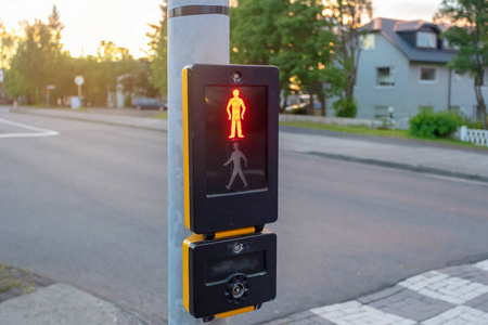 新的现代交通灯与红色停车标志行人在记分板上的照片