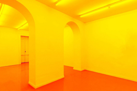 一个黄色和橙色的空房间