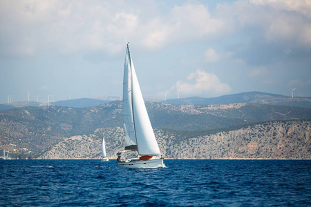 在希腊爱琴海航行游艇。