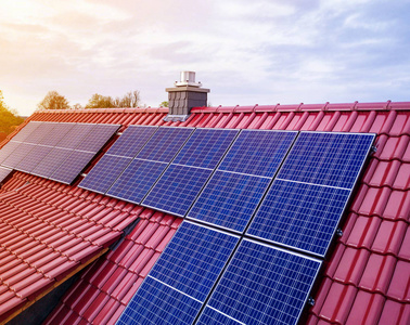 红瓦屋顶上的太阳能电池板或光伏发电厂